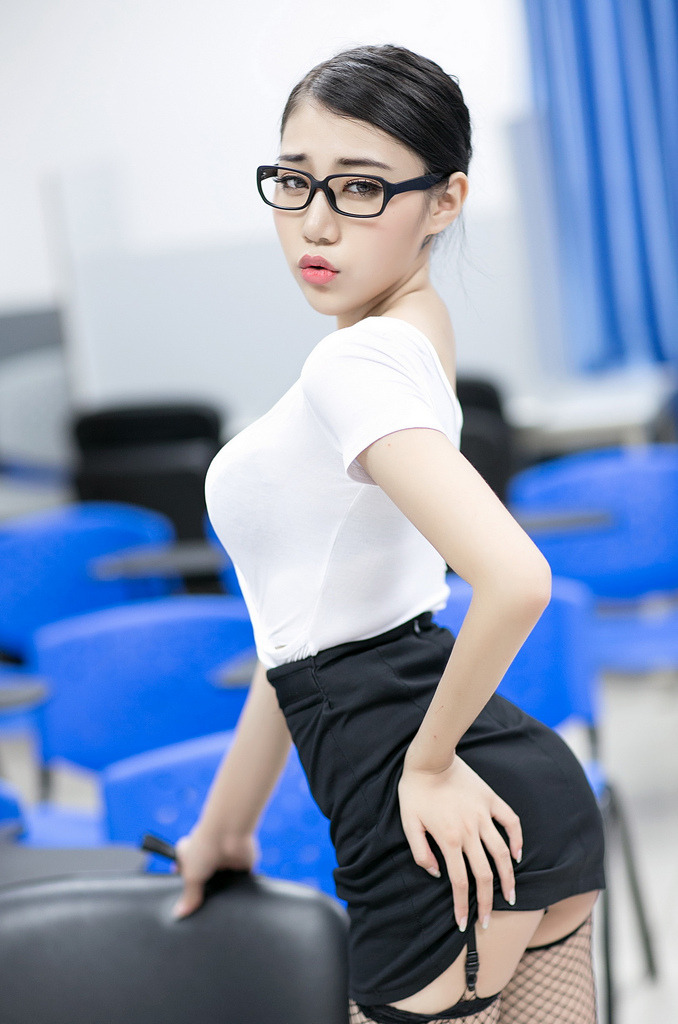 撕開老師的黑色絲襪