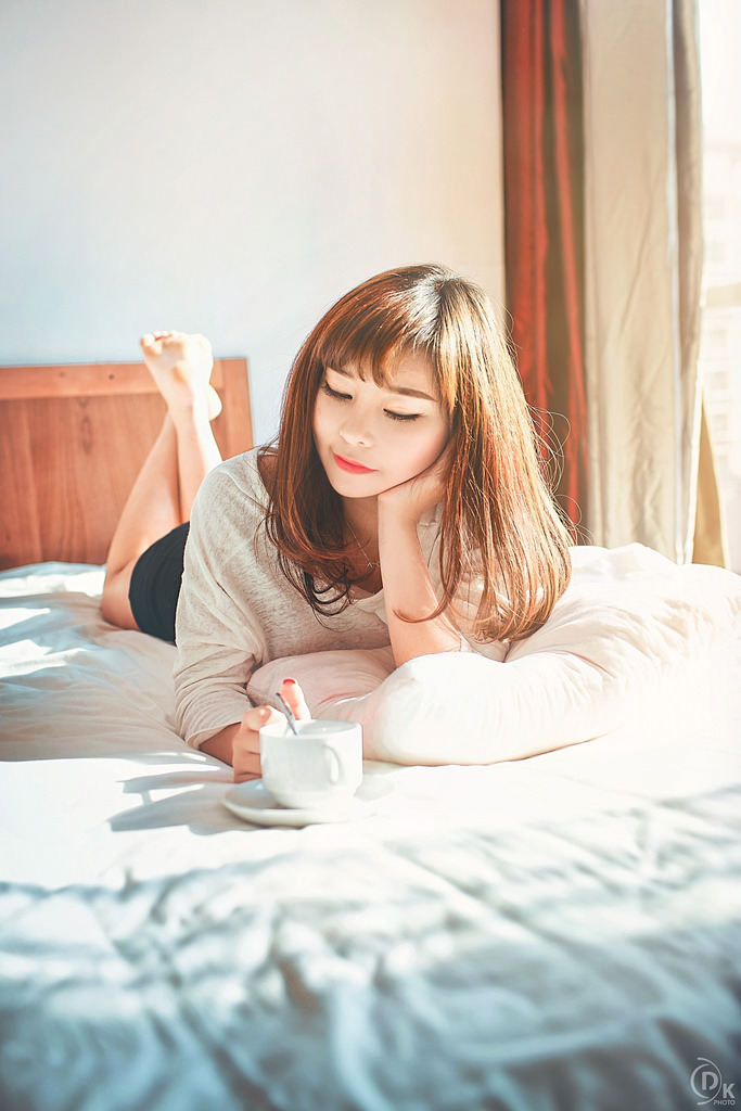 小舞撅著白嫩光屁股被打